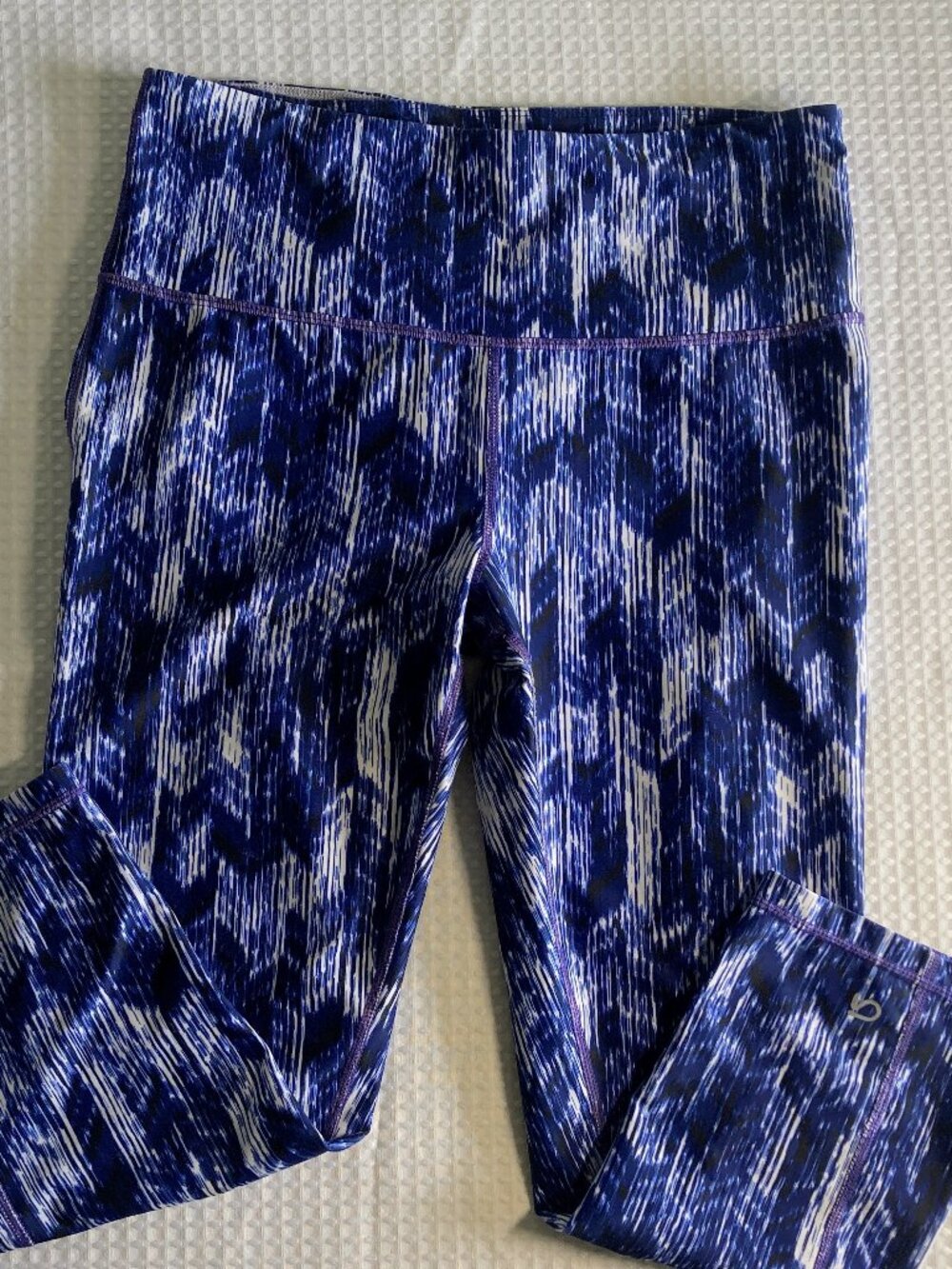 Gap Fit Women's M Active Blue Black White Paintbrush Chevron Capri Legging EUC